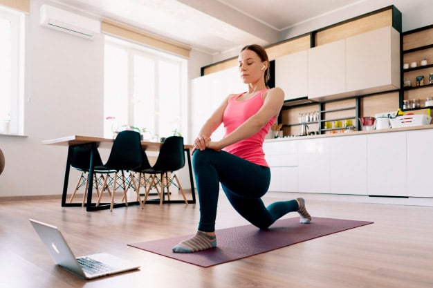 hacer-yoga-en-casa