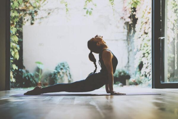 tiempo mantener postura de yoga