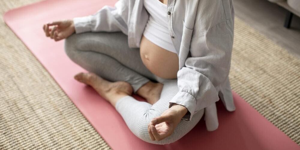 mujer embarazada haciendo yoga casa mujer embarazada haciendo yoga casa