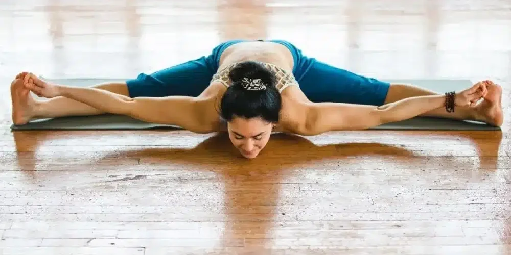 mujer haciendo yoga con las piernas estiradas mujer haciendo yoga con las piernas estiradas