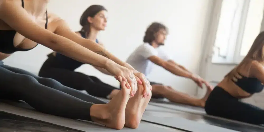 alumnos en una clase de yoga alumnos en una clase de yoga