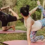 amantes del yoga estiramiento cerca del lago amantes del yoga estiramiento cerca del lago