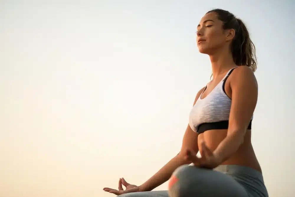 mujer-practicando yoga relajada mujer practicando yoga relajada