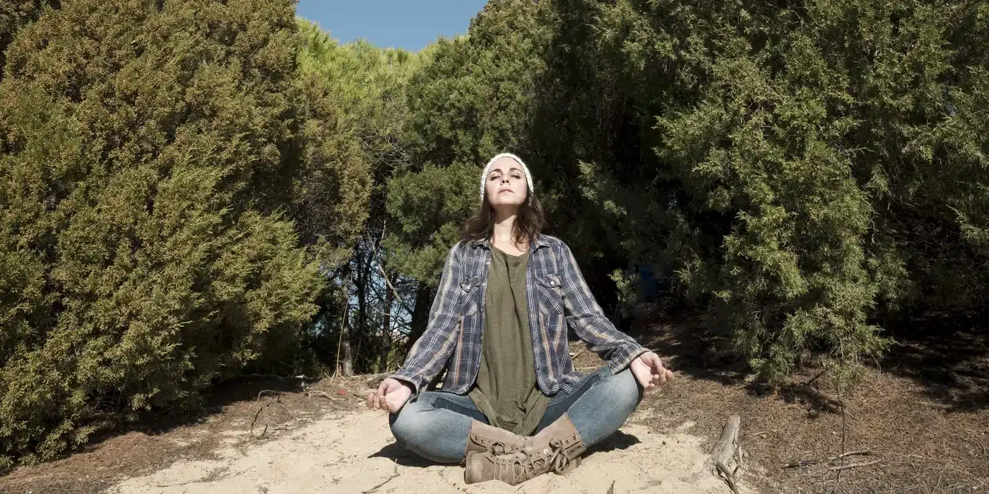 mujer meditando naturaleza mujer meditando naturaleza