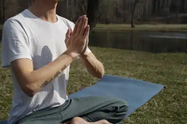 persona practicando yoga afuera persona practicando yoga afuera