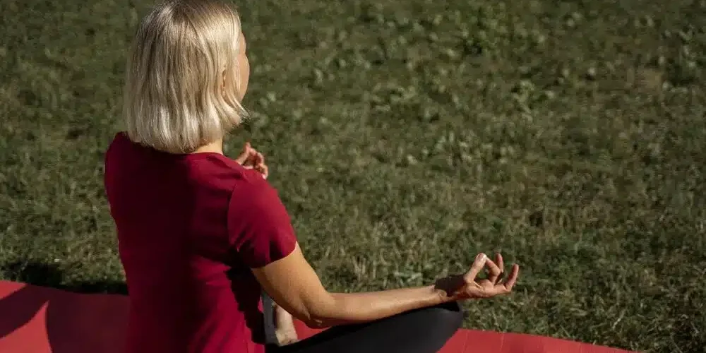 mujer angulo alto al aire libre haciendo yoga mujer angulo alto al aire libre haciendo yoga